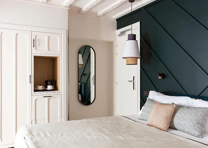 巴斯提尔斯佩利亚酒店 3*